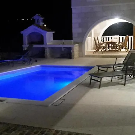 Holiday home Elena Mit Pool, Nur 60 Meter Zum